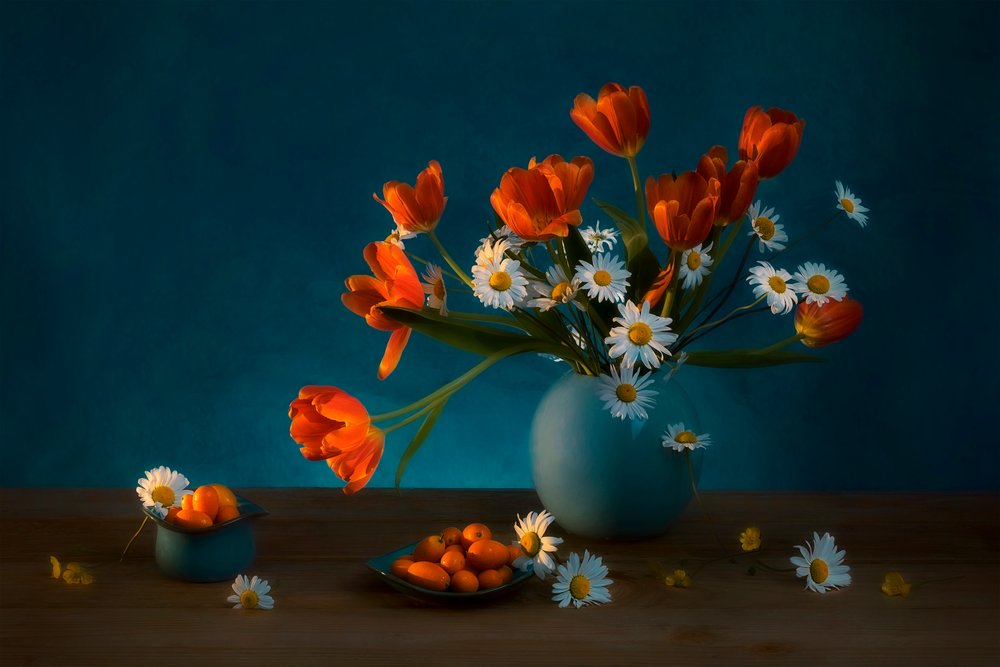 Stilleven met stemmige tulpen en madeliefjes door Lydia Jacobs