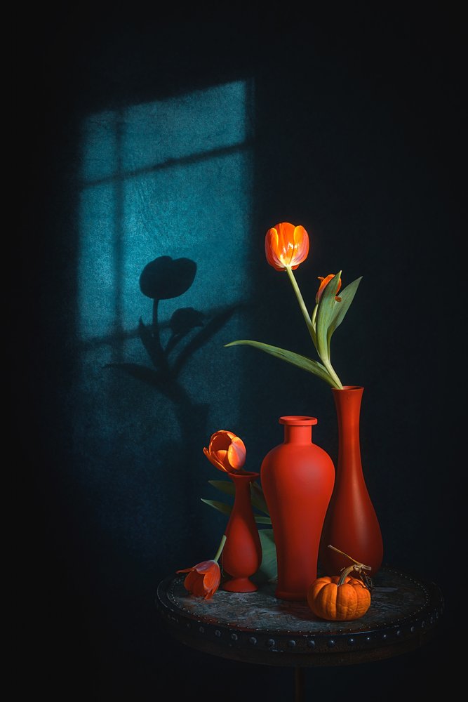 Stilleven met stemmige tulpen door Lydia Jacobs