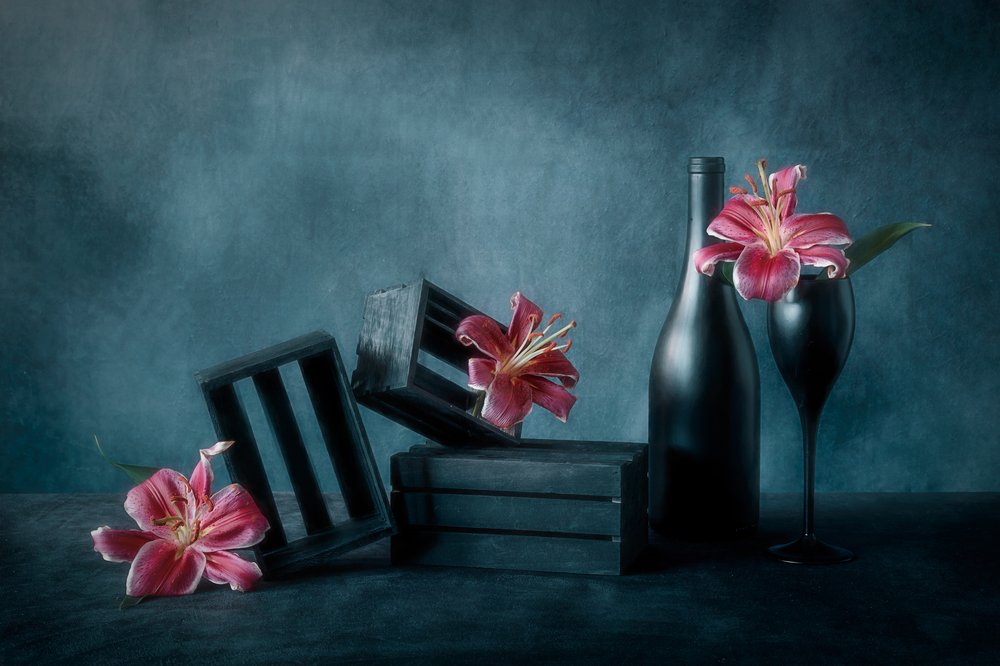 Moody Wine en lelies door Lydia Jacobs