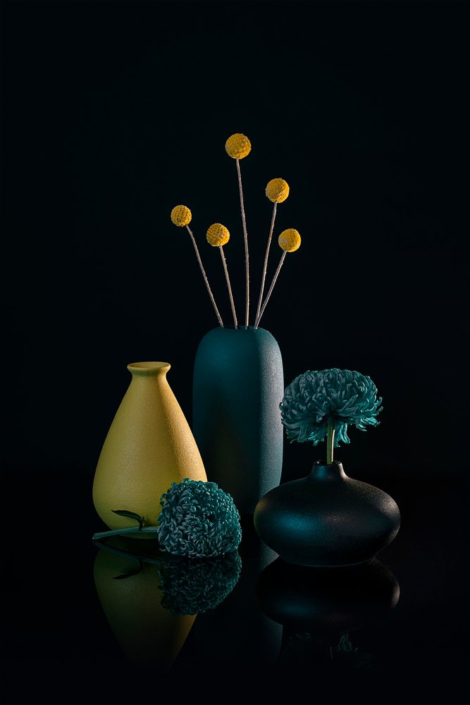 Stilleven in stemmige tinten geel en blauwgroen door Lydia Jacobs