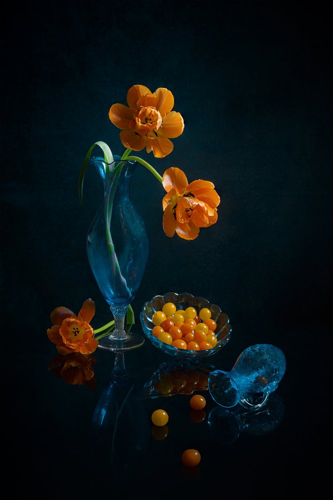Oranje bloesems, blauw glas door Lydia Jacobs