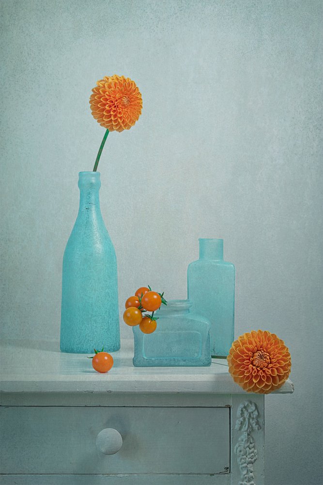 Oranje Dahlia Blauwe Vazen door Lydia Jacobs