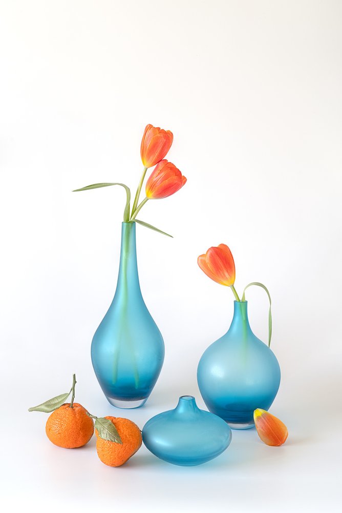 Oranje tulpen in blauwe vazen door Lydia Jacobs