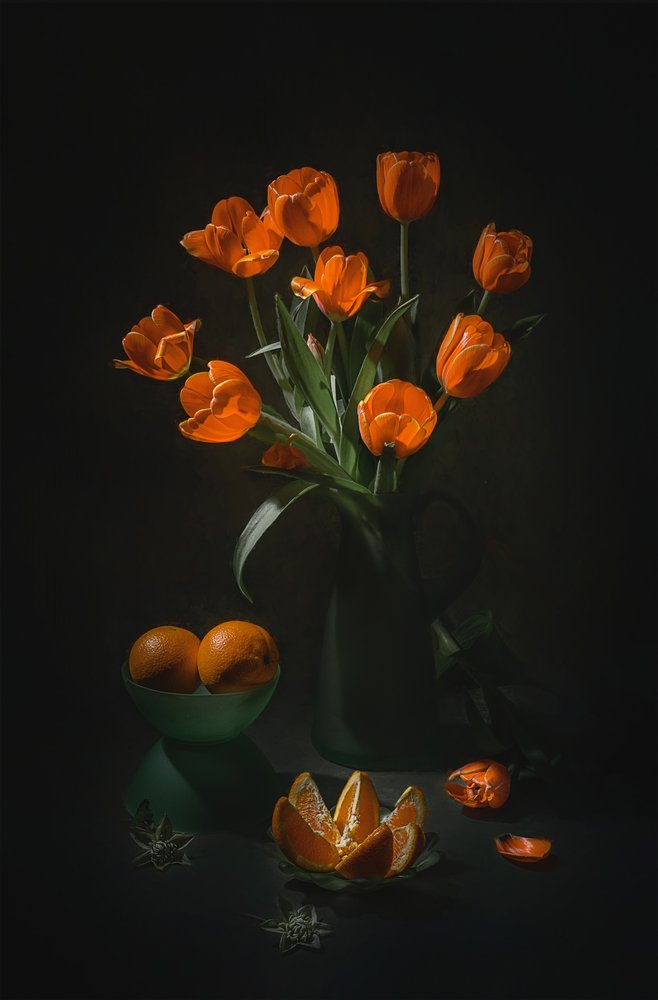 Stilleven met oranje tulpen door Lydia Jacobs