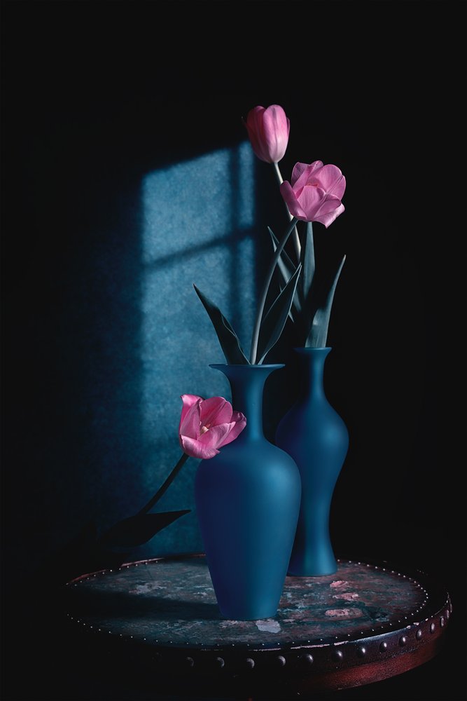 Roze tulpen, blauwe vazen door Lydia Jacobs