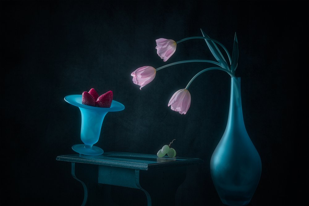 Roze tulpen en aardbeien door Lydia Jacobs