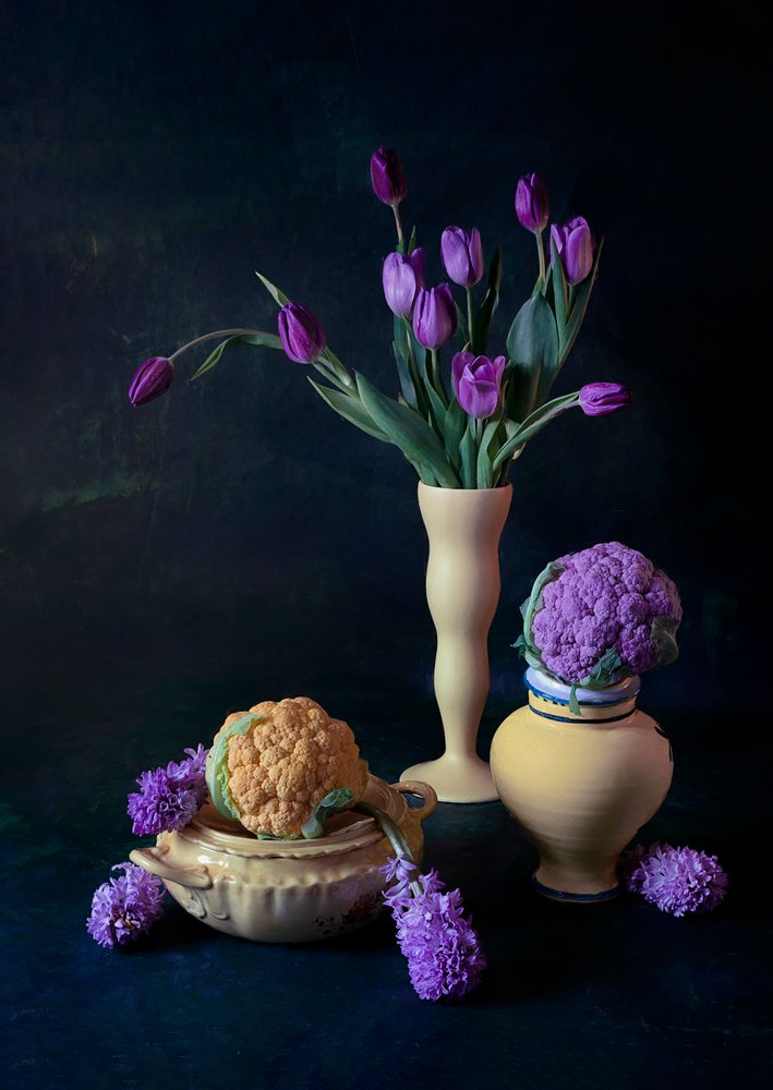 Paarse tulpen en bloemkool door Lydia Jacobs