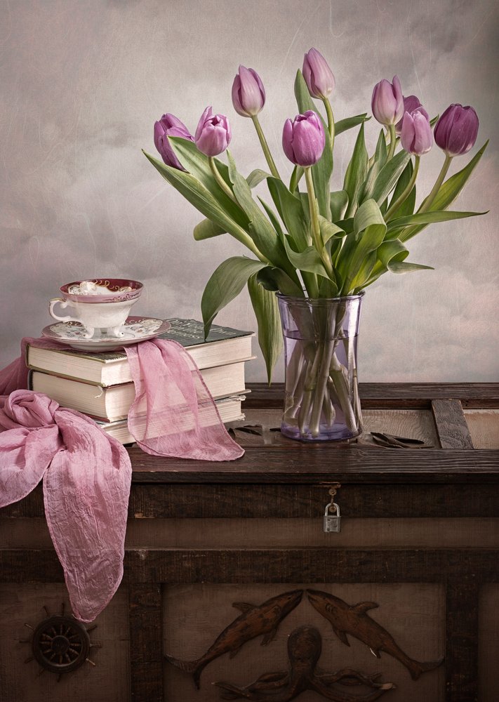 Paarse tulpen en oude boeken door Lydia Jacobs