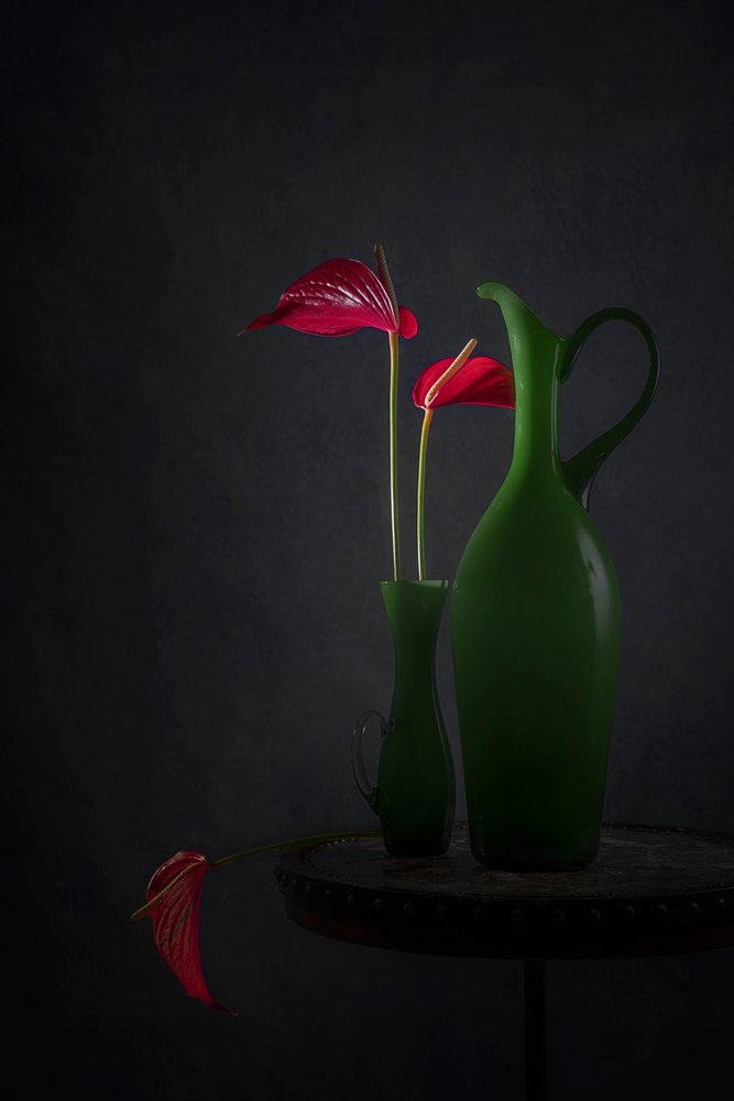 Rode anthuriums in groene vazen door Lydia Jacobs