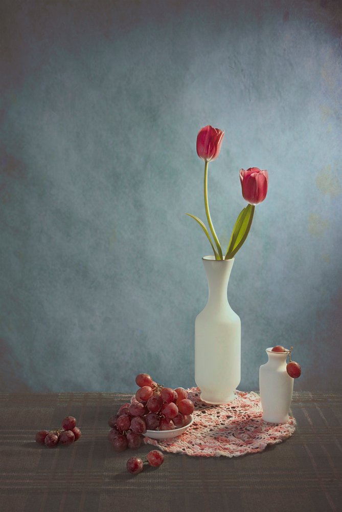 Rode tulpen en druiven door Lydia Jacobs