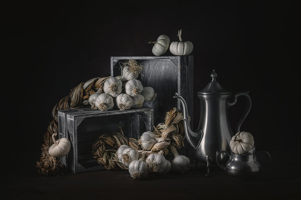 Rustiek stilleven met knoflook door Lydia Jacobs