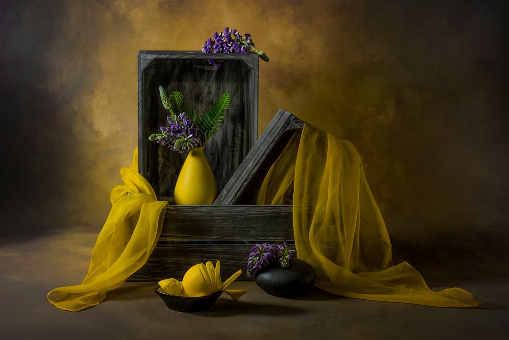 Rustiek geel bloemstilleven door Lydia Jacobs