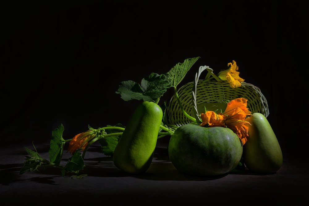 Levendig stilleven met oogstproducten door Lydia Jacobs