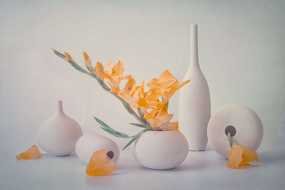 Gele bloemen in witte vazen door Lydia Jacobs