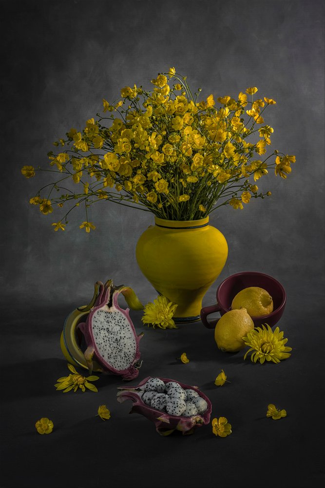 Geel, bloemen en fruit door Lydia Jacobs