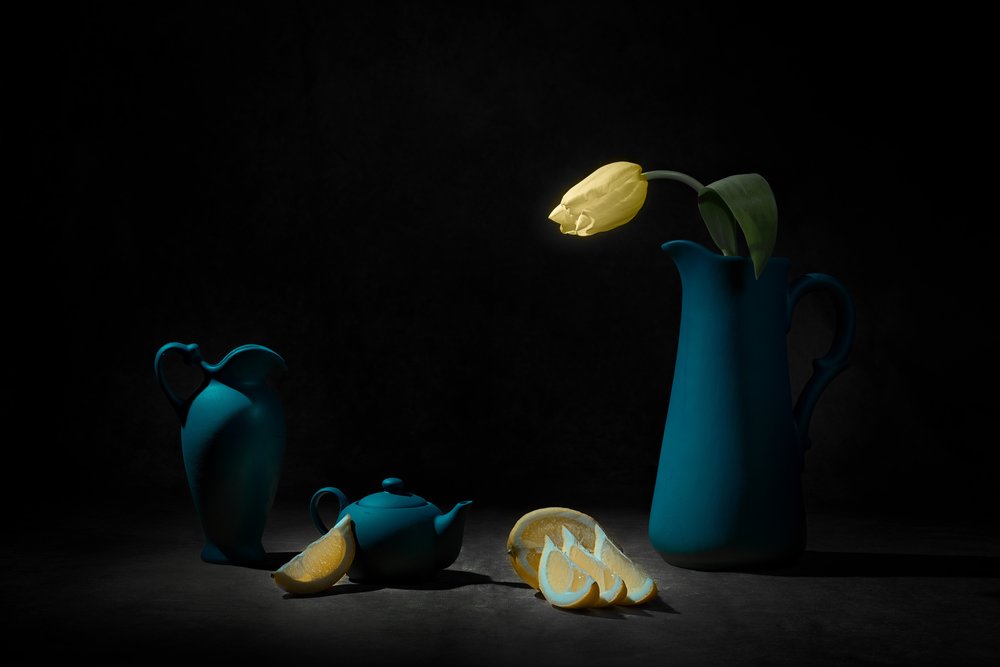 Geel tulp, blauw stilleven door Lydia Jacobs