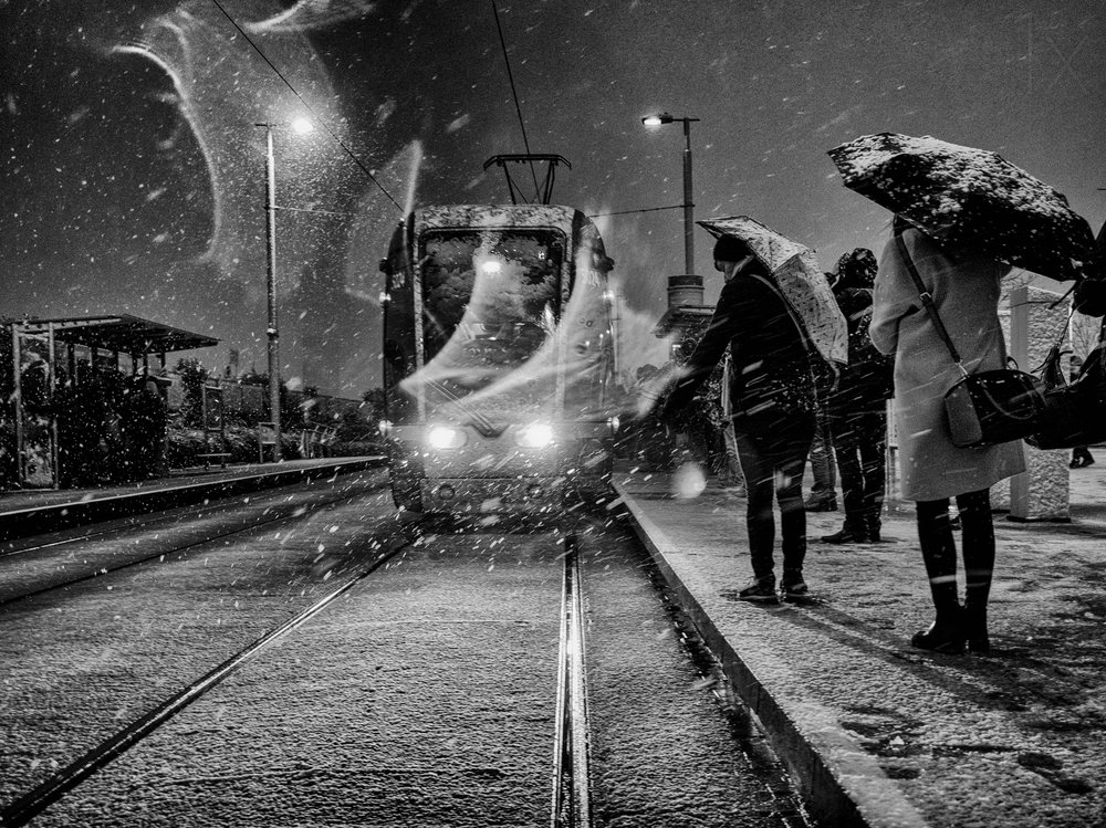 Tram in de sneeuw door Maciej Przeklasa