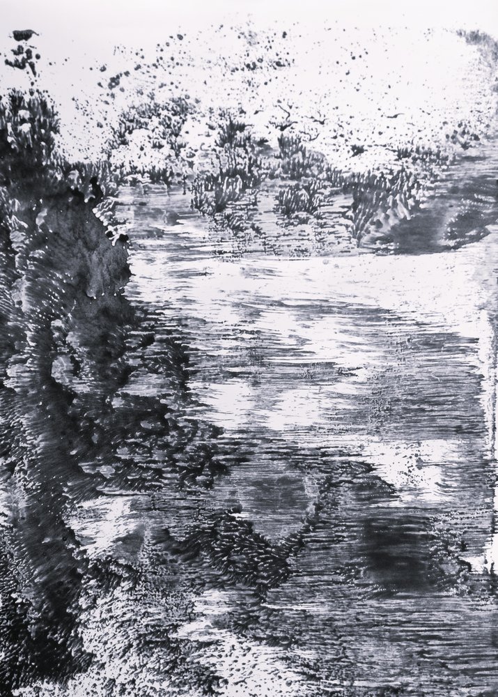 Monochrome rivierweerspiegeling door Maira Ribena