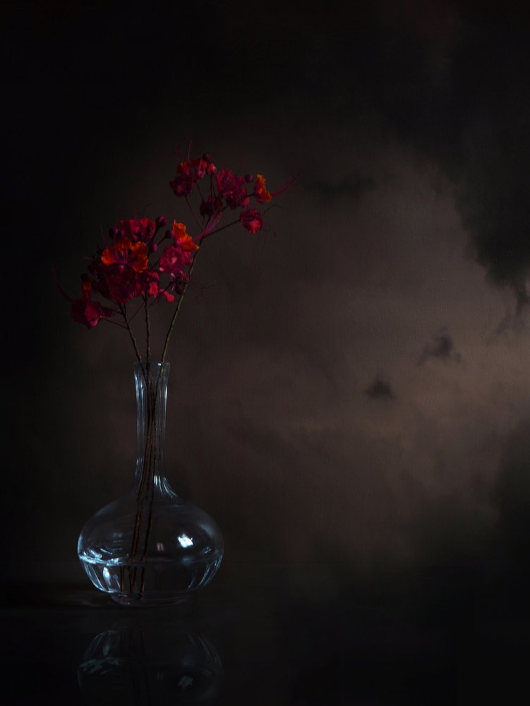 Stemmige rode bloemen door Margaret Halaby