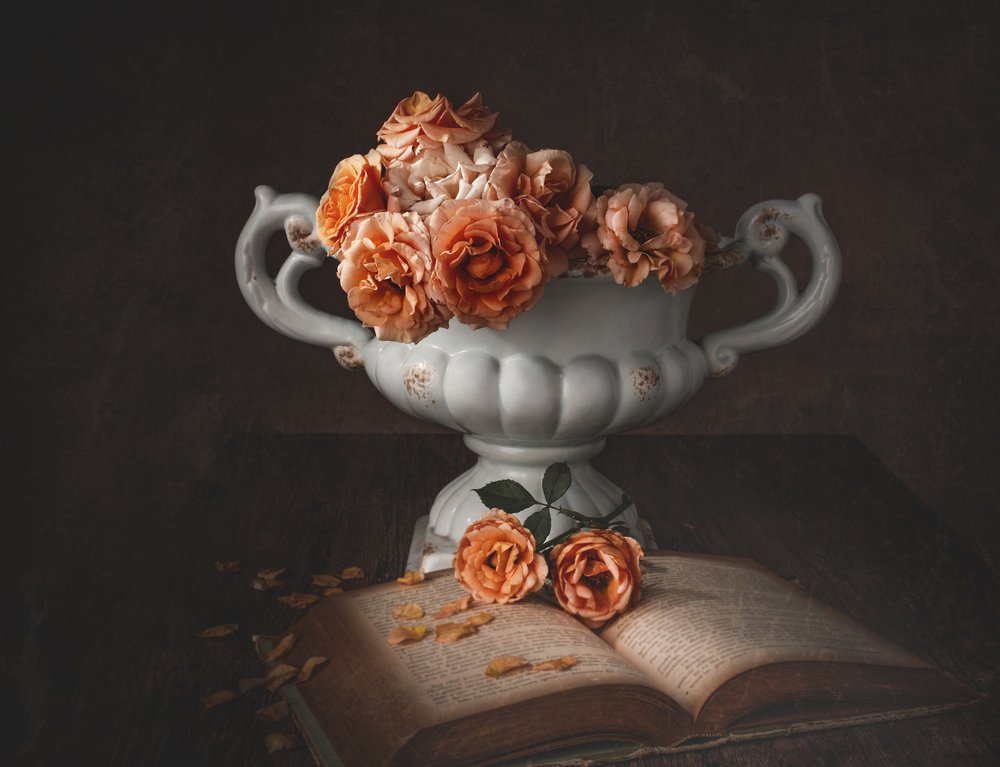 Somberrozen en een oud boek door Margareth Perfoncio