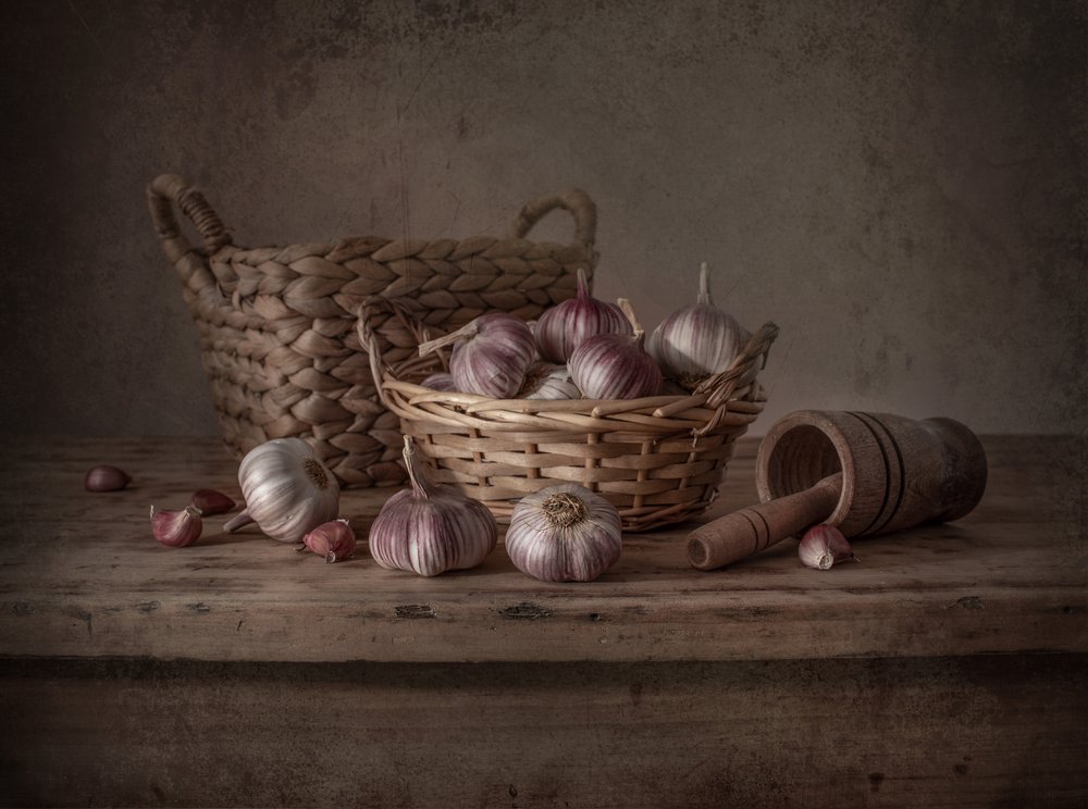 Rustiek stilleven met knoflook door Margareth Perfoncio