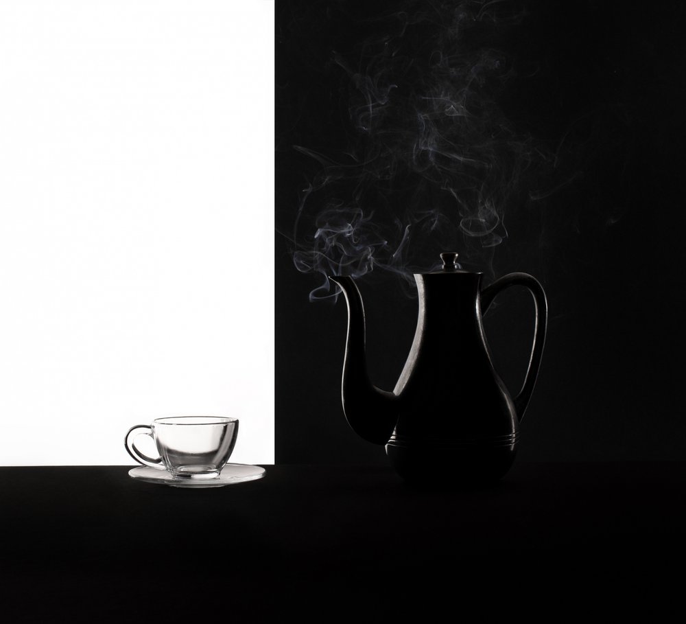 Contrast bij het zetten van koffie door Margareth Perfoncio