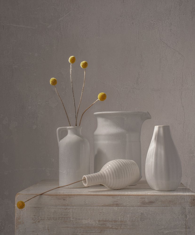 Witte vazen met gele bloemen door Margareth Perfoncio