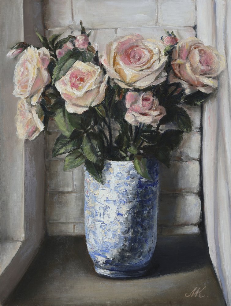 Roze rozen op de vensterbank - Schilderij van een blauwe keramische vaas door Marina Kozyr