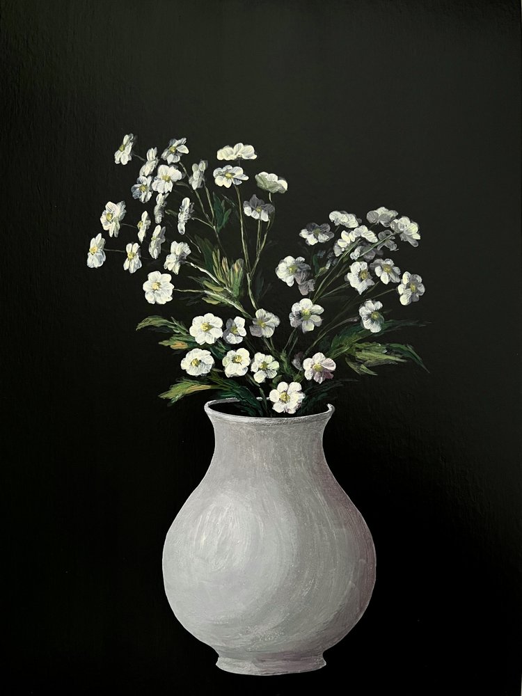 Schilderij met witte bloemen – Monochrome botanische kunst in een witte vaas voor thuis, op kantoor of als cadeau - 010 door Marina Kozyr
