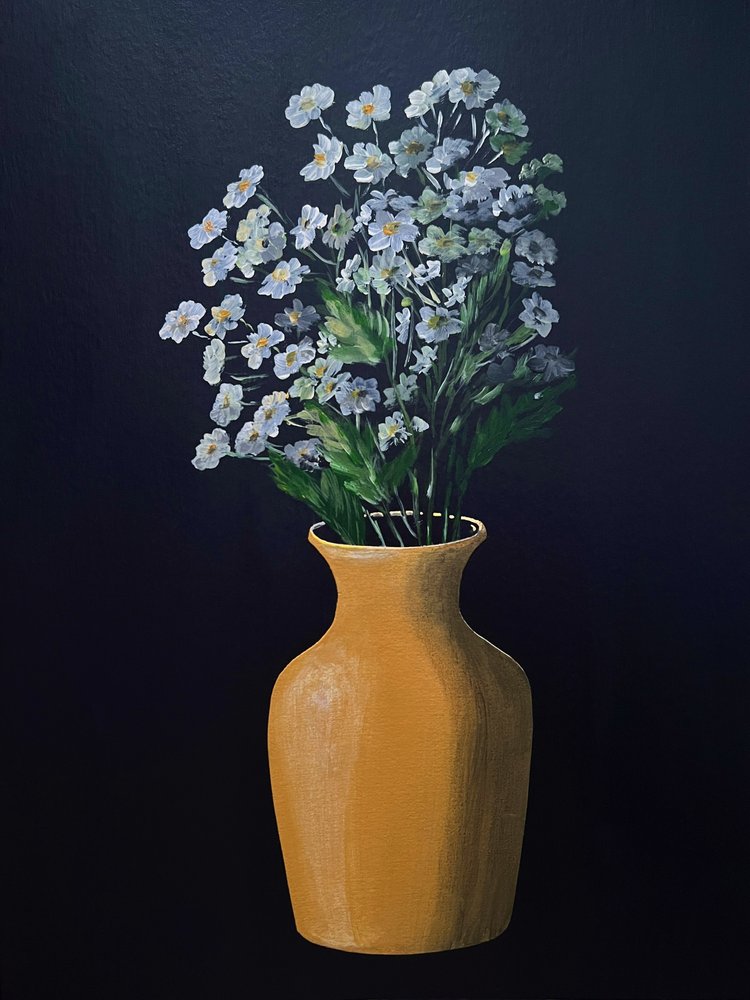 Witte bloemen in een gouden vaas door Marina Kozyr