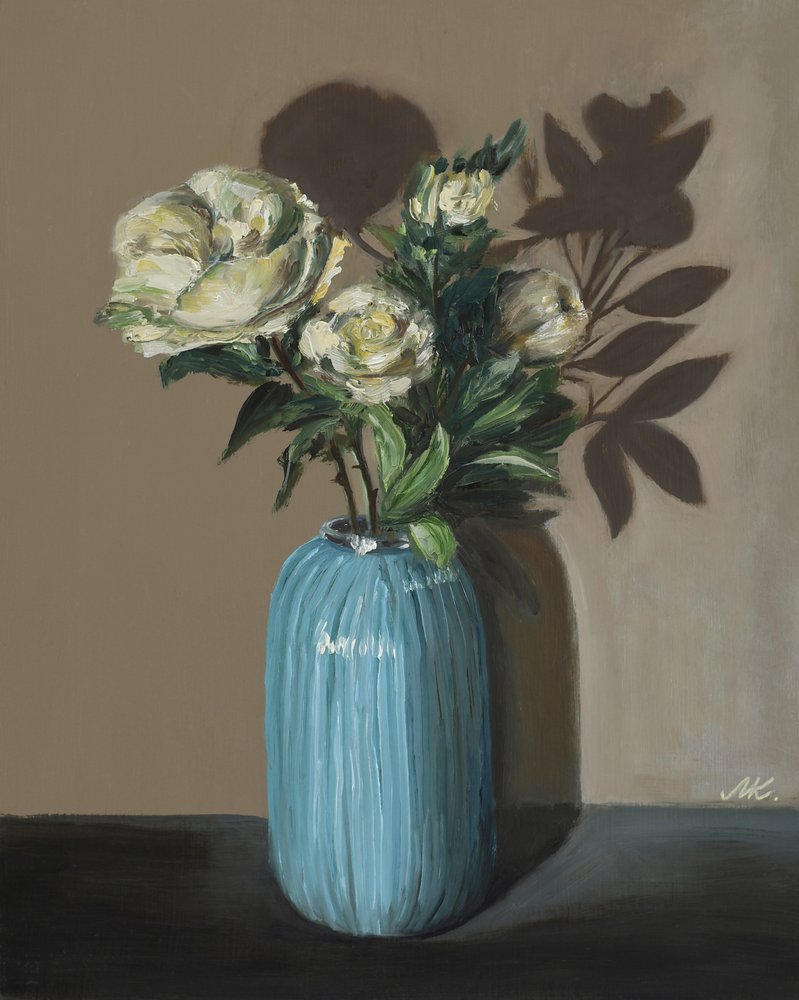 Witte pioenrozen in blauwe vaas - Sfeervol bloemstilleven door Marina Kozyr