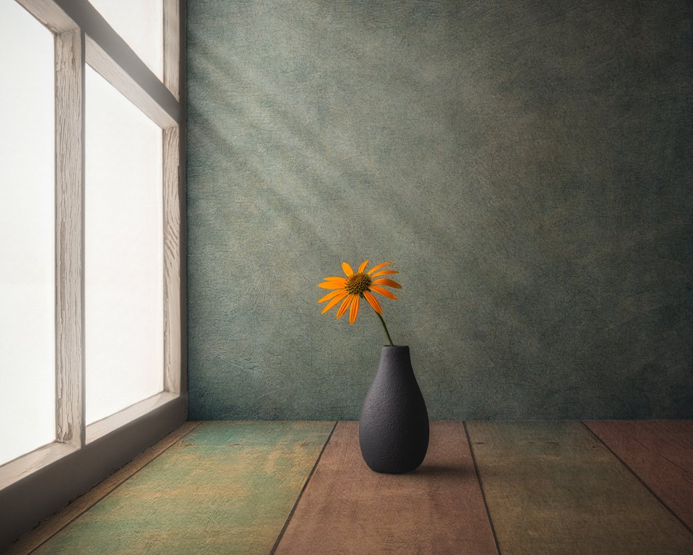 Stilleven met gouden bloem door Marko Klavs