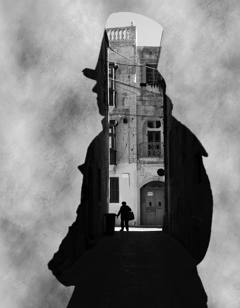 Silhouet van een man in een steeg door Martin Agius