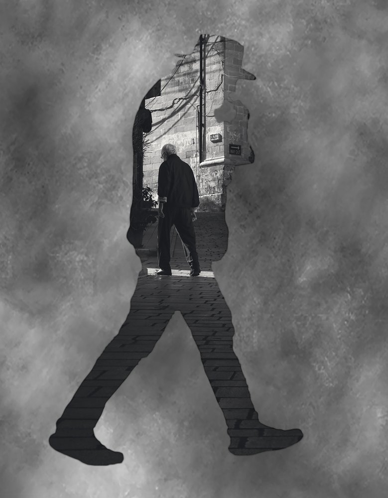 Silhouet van een wandelende oude man door Martin Agius