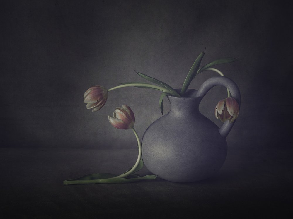 Stilleven met stemmige tulpen door May G