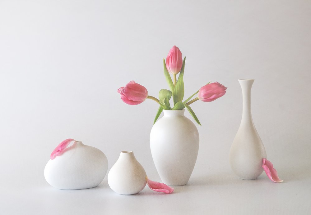Roze tulpen in vazen door May G