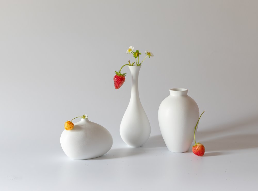 Aardbeien en witte vazen door May G