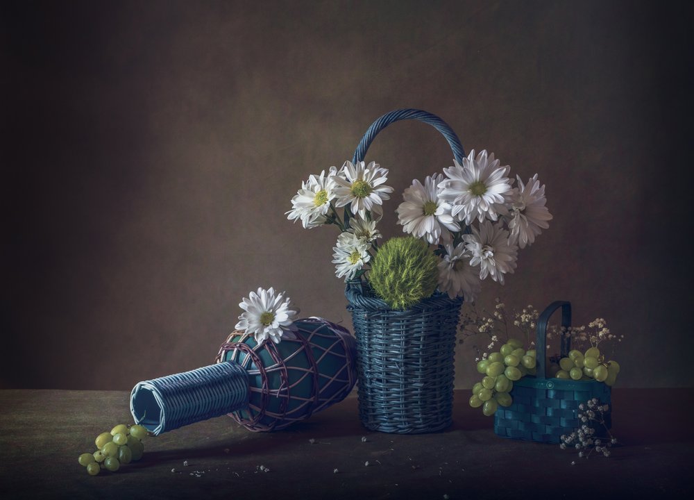 Witte bloemen en druiven door May G