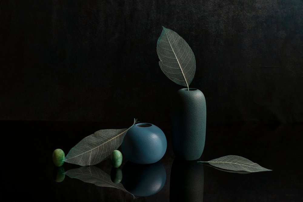 Elegant stilleven met blauwe vazen door Ming Chen