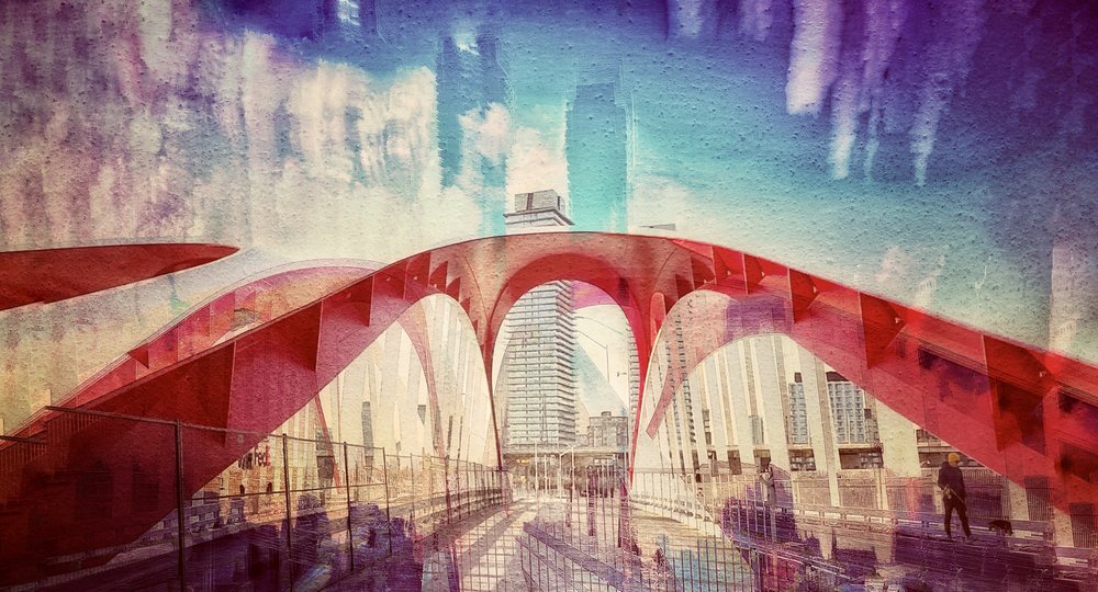 Levendige weerspiegelingen op de stadsbrug door Molly Fu APA