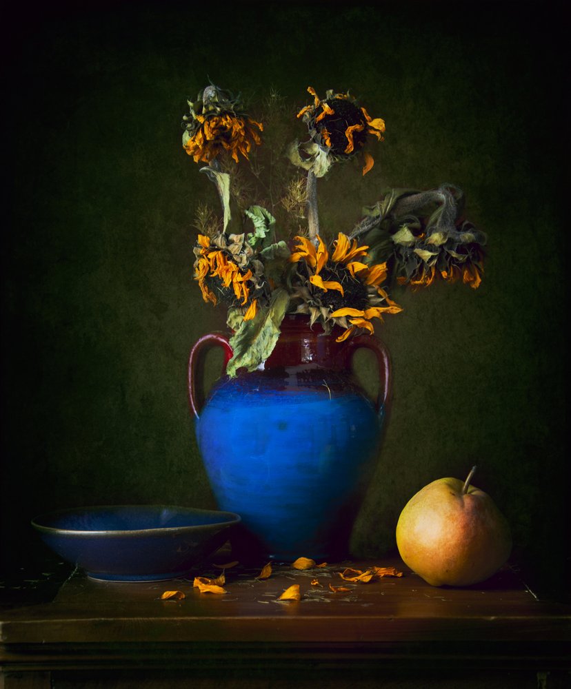 Melancholisch stilleven met zonnebloemen door Ramiz Sahin