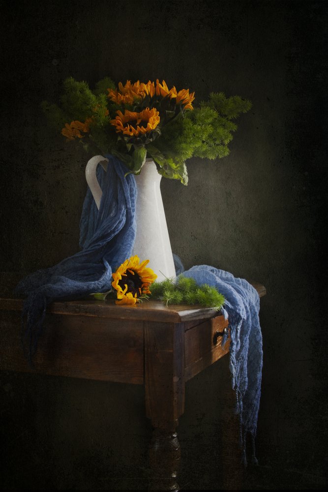 Stilleven met een stemmige zonnebloem door Ramiz Sahin