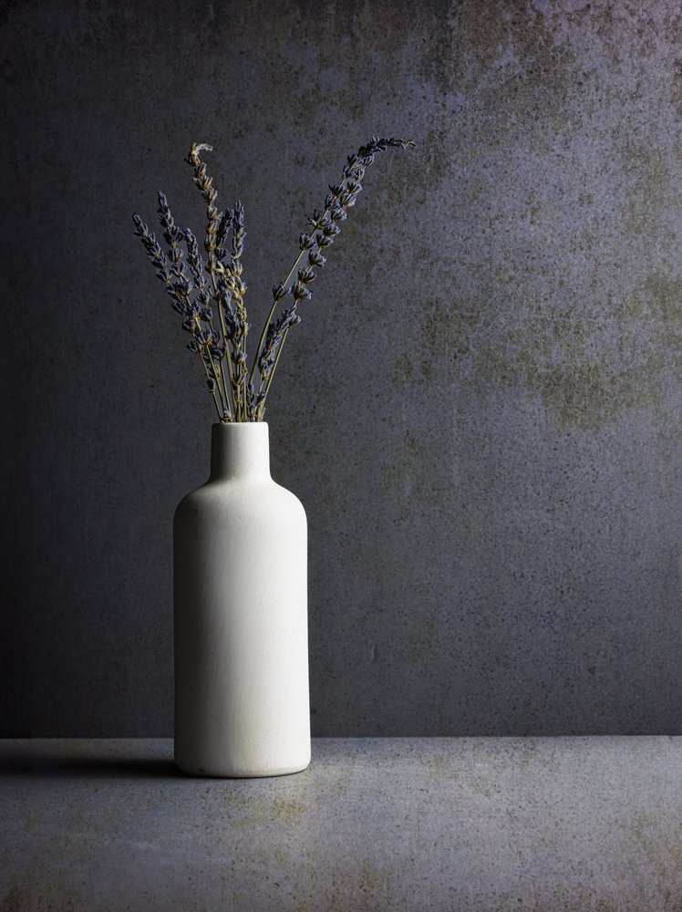 Minimalistisch lavendelstilleven door Rob Ryan
