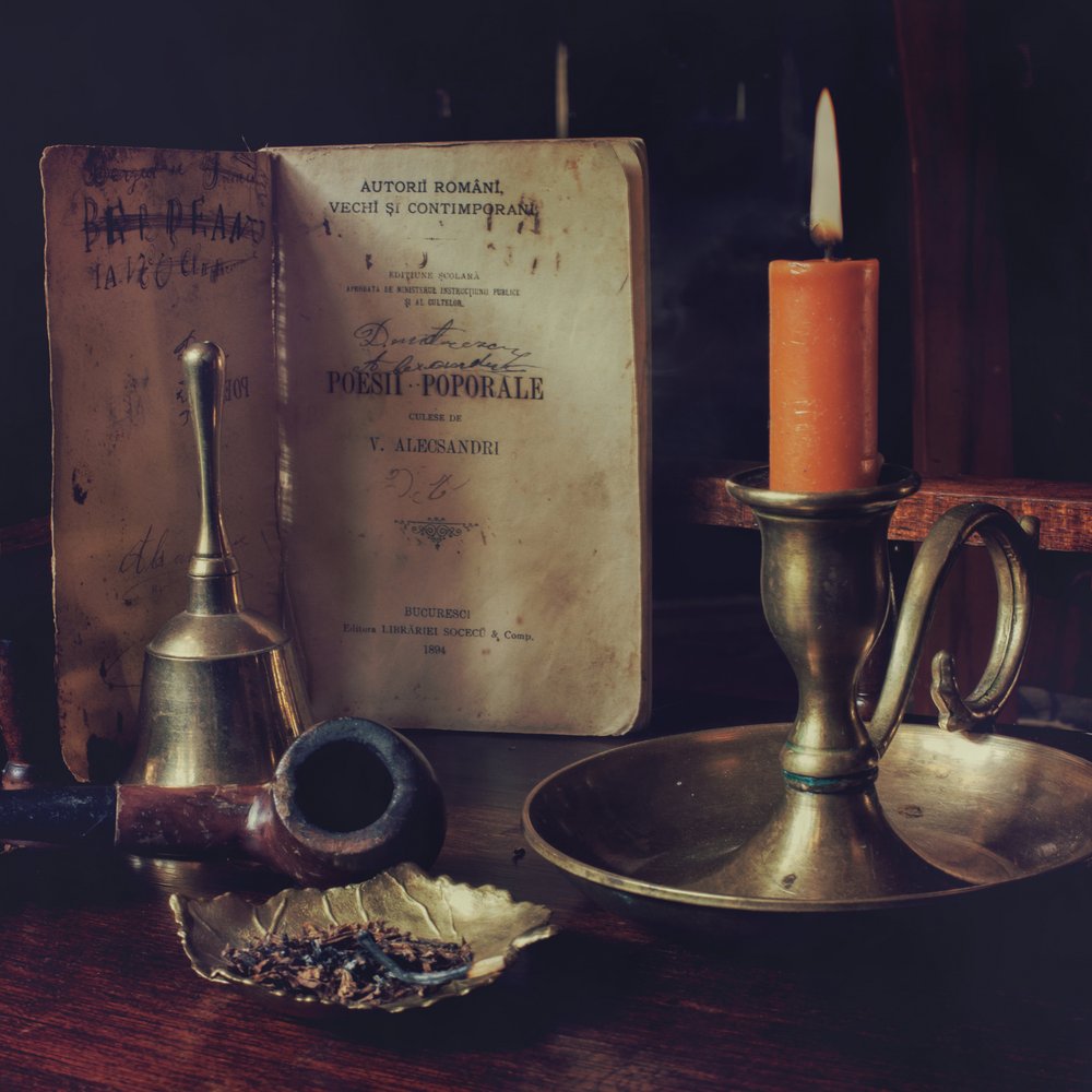 Vintage boek en kaars door Rucsandra Silvia Calin