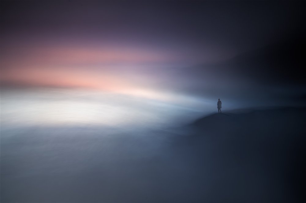 Eenzame figuur in de mist door Santiago Pascual Buye