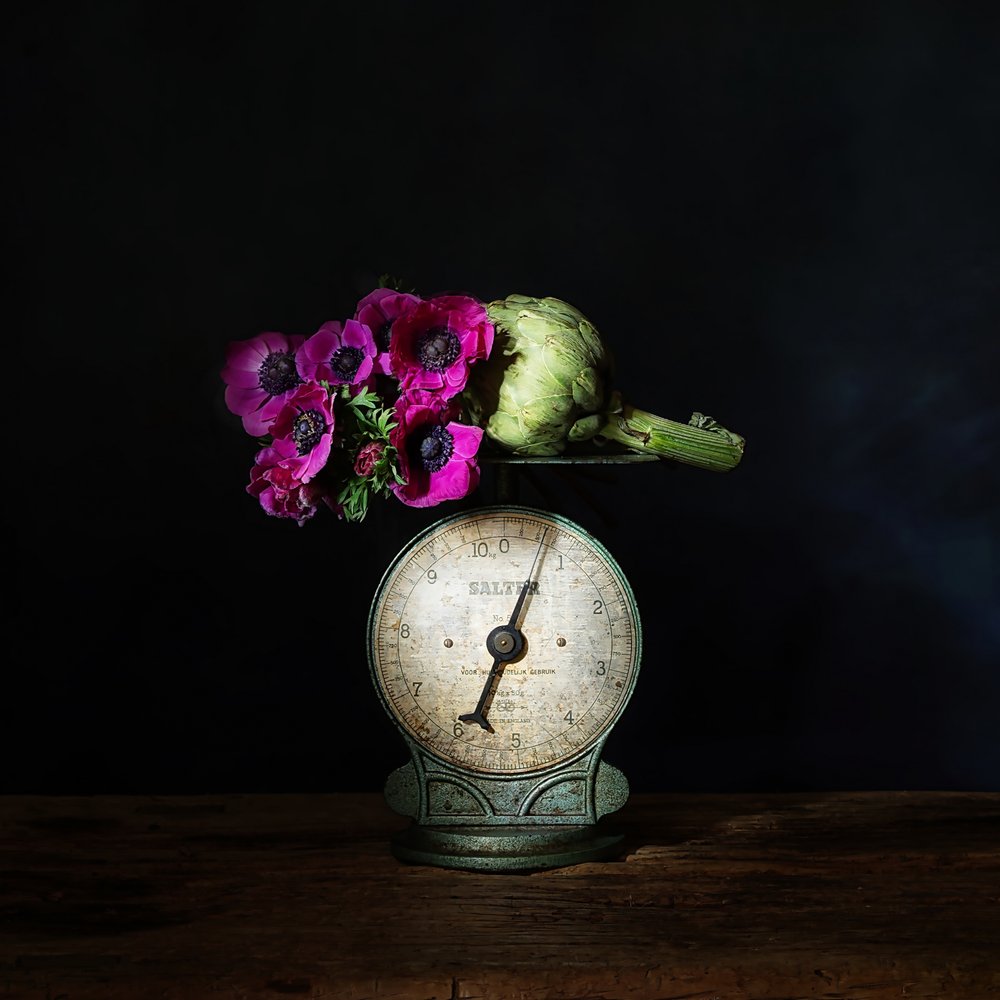 Anemonen op een vintage weegschaal door Saskia Dingemans