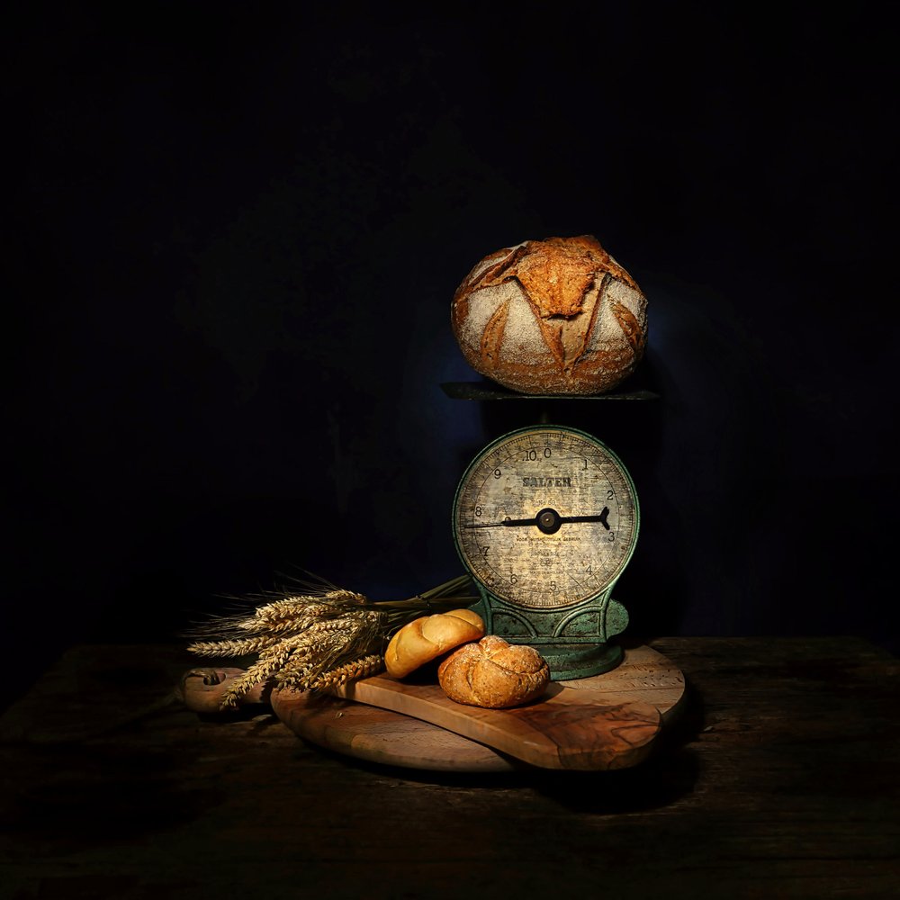 Stilleven met ambachtelijk brood door Saskia Dingemans
