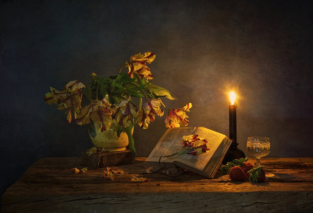 Boek en bloemen bij kaarslicht door Saskia Dingemans