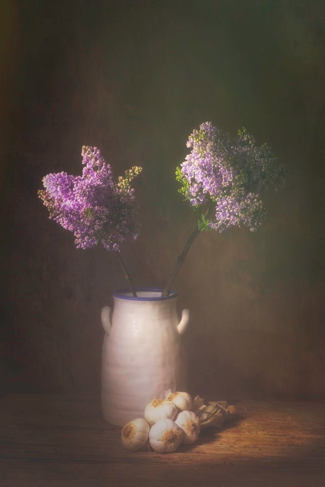 Stilleven met seringen en knoflook door Saskia Dingemans