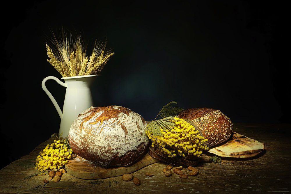Rustiek brood en tarwe – stilleven door Saskia Dingemans